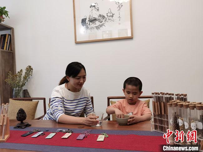 圖為魯雯為小學(xué)員授課和培訓(xùn)?！●T志軍 攝