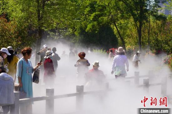 蘭州市寓言故事園化身“瑤池”仙境美景，吸引不少市民前來觀賞、拍照?！【琶赖┰?攝