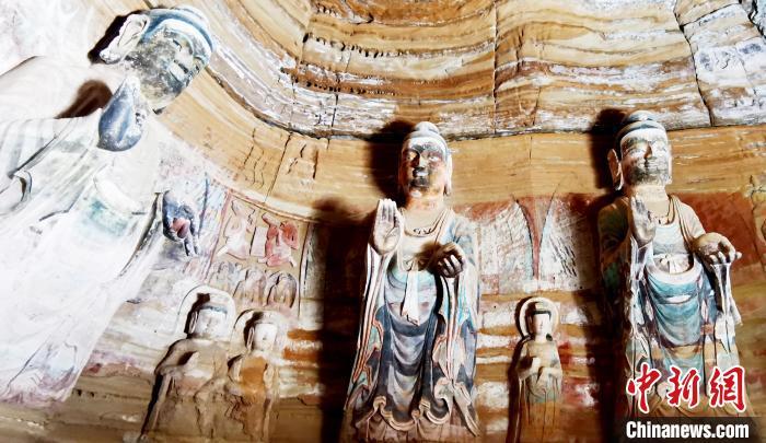 北石窟寺窟內(nèi)造像因受水顯得斑駁?！“瑧c龍 攝