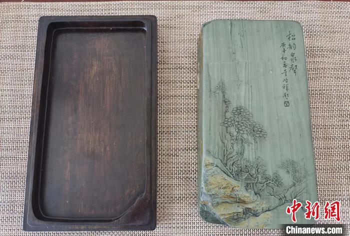 圖為甘肅甘南州洮硯藝人為提升洮硯文化內(nèi)涵，制作“一盒一拓”成品展示。(資料圖) 張婧 攝