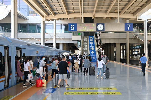 暑運大幕開啟。蘭州鐵路局供圖
