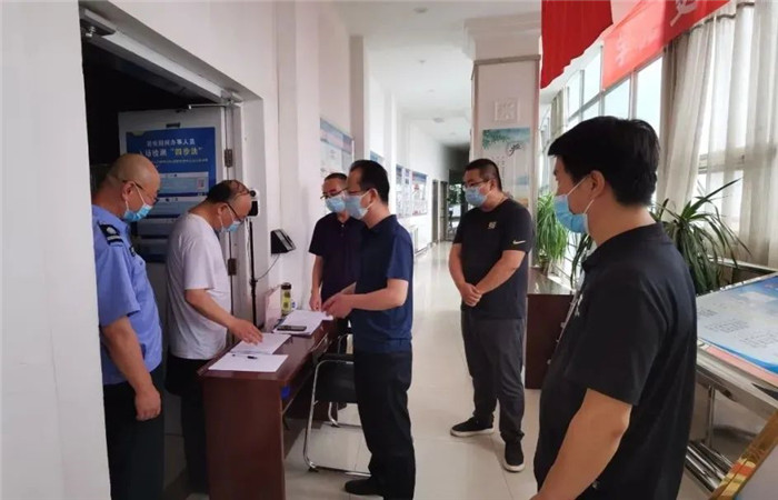 白銀市紀(jì)委監(jiān)委派駐市政府辦紀(jì)檢監(jiān)察組對(duì)市公共資源交易中心疫情防控工作情況明察暗訪(fǎng)。.jpg