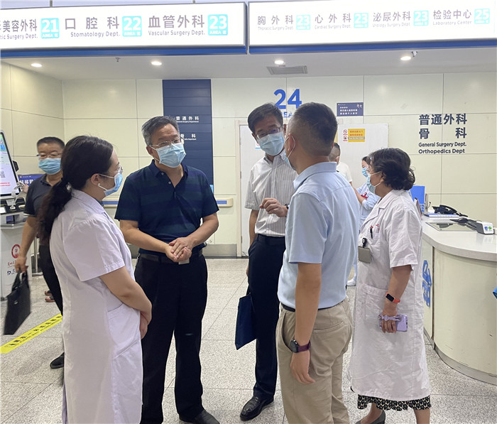 7月12日，甘肅省紀(jì)委監(jiān)委派駐省衛(wèi)健委紀(jì)檢監(jiān)察組紀(jì)檢監(jiān)察干部在蘭大二院門診開展疫情防控監(jiān)督檢查。魏雪 攝.jpg
