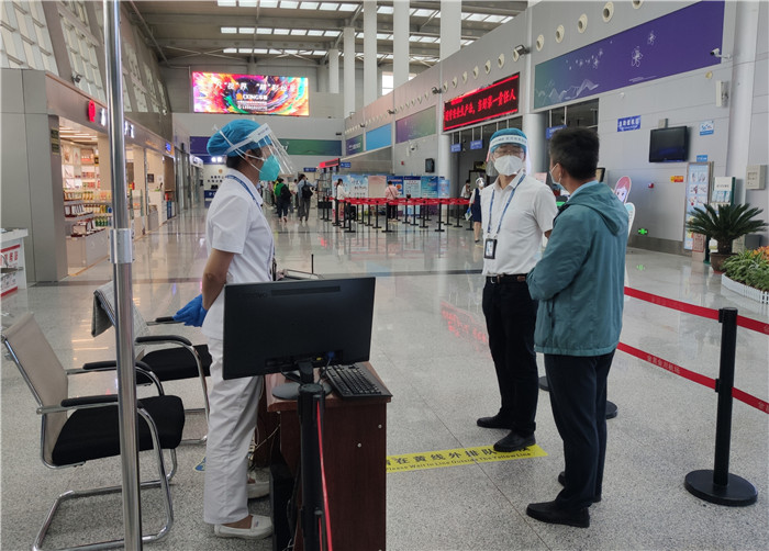 7月15日，金昌市金川區(qū)紀(jì)委監(jiān)委駐區(qū)委政法委紀(jì)檢監(jiān)察組在金昌機(jī)場監(jiān)督檢查疫情防控措施落實(shí)情況。王曉梅攝.jpg