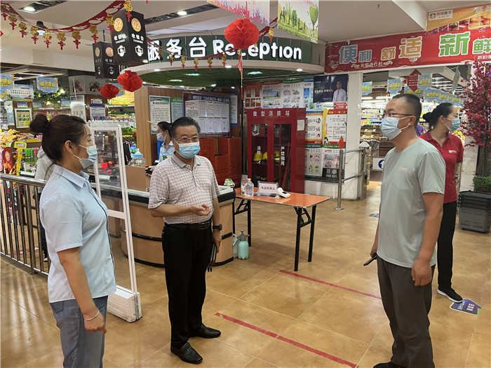 7月15日，酒泉市玉門市疫情防控督查組在隴商聯(lián)華超市監(jiān)督檢查疫情防控措施落實(shí)情況。 .jpg