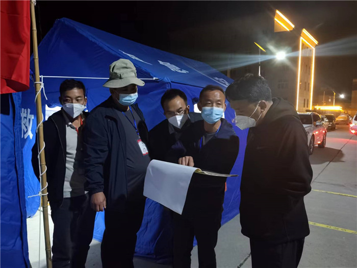 7月19日，甘南州瑪曲縣紀(jì)委監(jiān)委督查組在德吉小區(qū)卡點(diǎn)督導(dǎo)疫情防控工作。仲海濤 攝.jpg