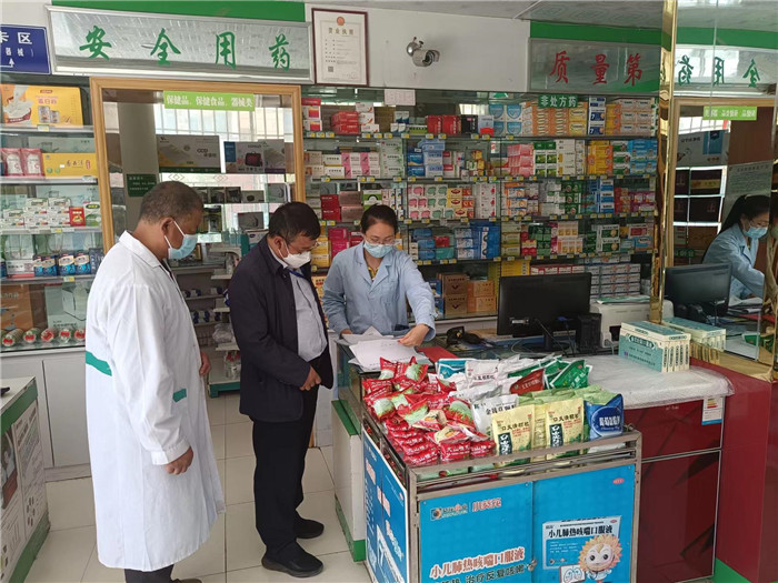 甘南州合作市紀(jì)委監(jiān)委第一督查組在合作市世紀(jì)大藥房進(jìn)行督查檢查。.jpg