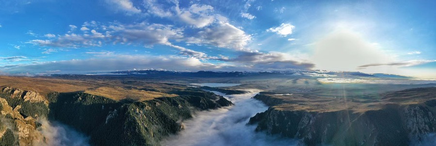 甘肅山丹馬場(chǎng)：峽谷云霧似仙境。 王超攝