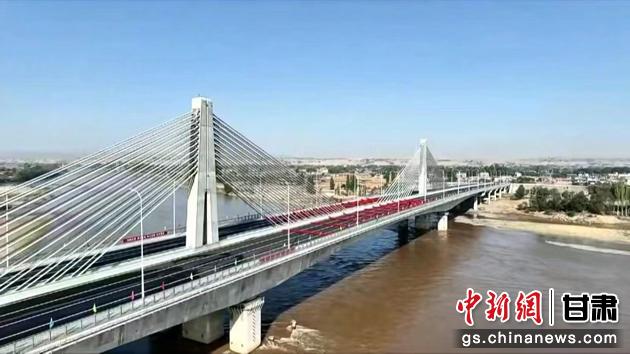 圖為靖遠(yuǎn)金灘黃河大橋航拍圖。靖遠(yuǎn)縣委宣傳部供圖