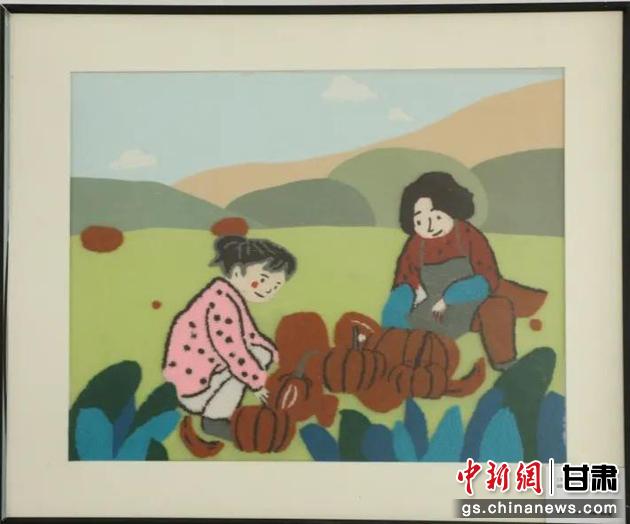 嘉峪關(guān)市新城鎮(zhèn)新城村農(nóng)業(yè)產(chǎn)業(yè)園區(qū)內(nèi)，母女兩人在摘南瓜。刺繡 馬艾米乃 繡稿 敬紅霞