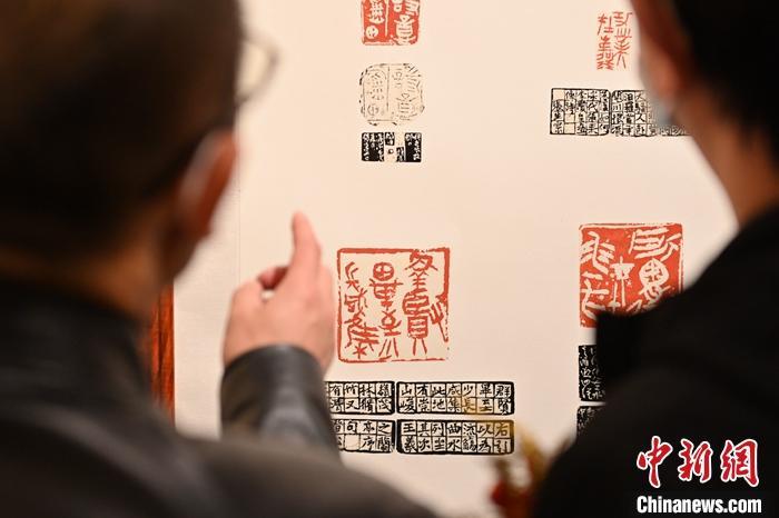 圖為甘肅蘭州，參展作品吸引參觀者。 中新社記者 李亞龍 攝