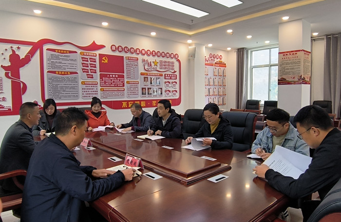 10月19日，康縣紀(jì)委監(jiān)委組織部分班子成員，辦公室、信訪室、案管室、審理室、紀(jì)檢監(jiān)察室等相關(guān)工作人員開展黨的二十大報告專題討論。.jpg