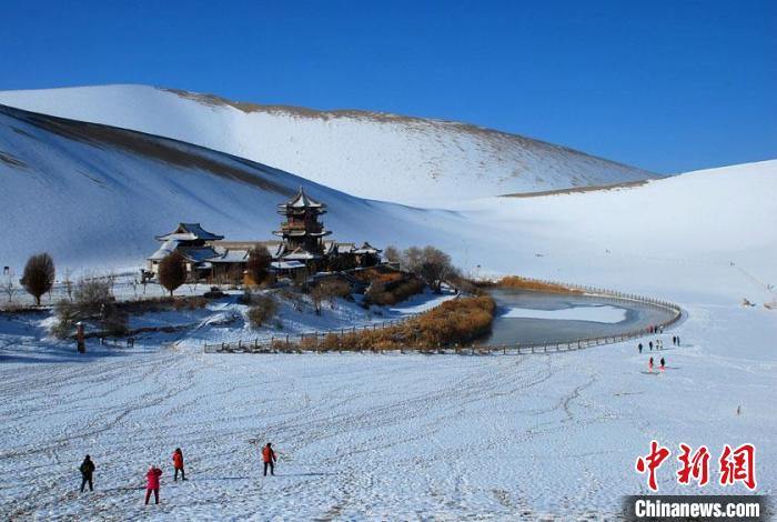 敦煌市鳴沙山月牙泉雪景如畫。(資料圖) 張曉亮 　攝