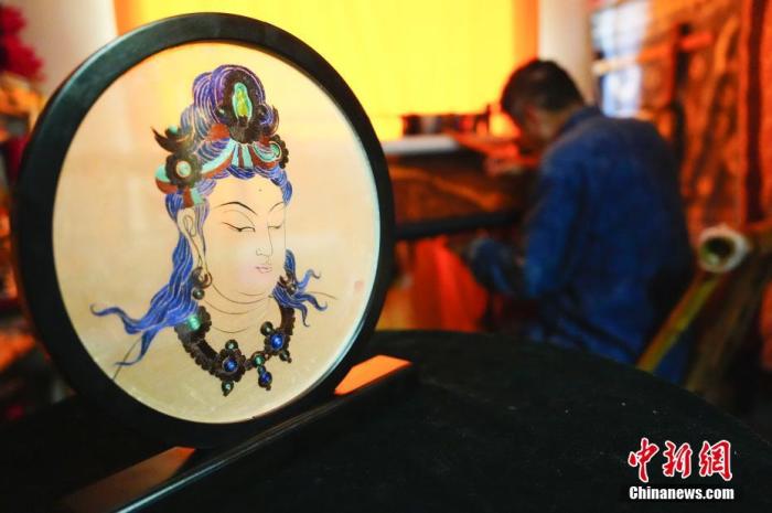 圖為劉云帆所創(chuàng)作的敦煌元素刺繡作品。 中新社發(fā) 謝秉錫 攝