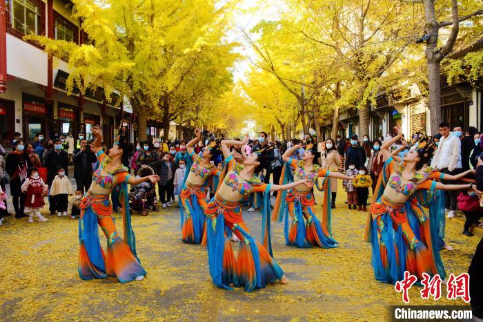圖為秦州區(qū)文旅局組織的舞蹈隊(duì)帶來的舞蹈《絲路》?！∏刂輩^(qū)委宣布供圖