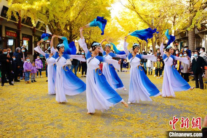 圖為秦州區(qū)文旅局組織的舞蹈隊(duì)帶來的舞蹈《萬疆》?！∏刂輩^(qū)委宣布供圖