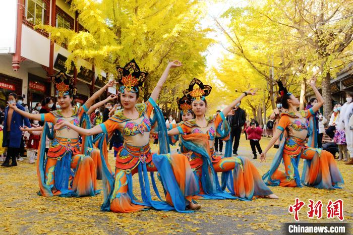 圖為秦州區(qū)文旅局組織的舞蹈隊(duì)帶來的舞蹈《絲路》。　秦州區(qū)委宣布供圖