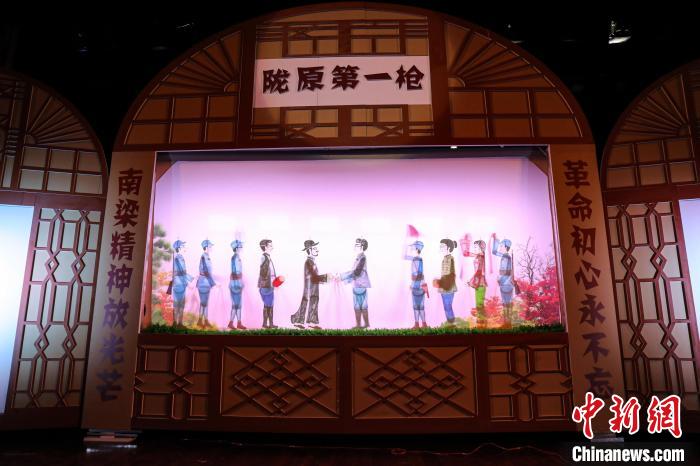 圖為甘肅新創(chuàng)紅色題材皮影戲《隴原第一槍》在蘭州市上演。(資料圖) 甘肅省文化和旅游廳供圖