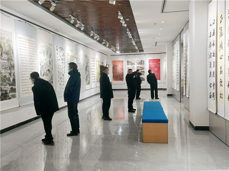 臨澤縣黨員干部參觀(guān)“學(xué)習(xí)貫徹二十大 翰墨丹青頌清廉”書(shū)畫(huà)作品展.jpg