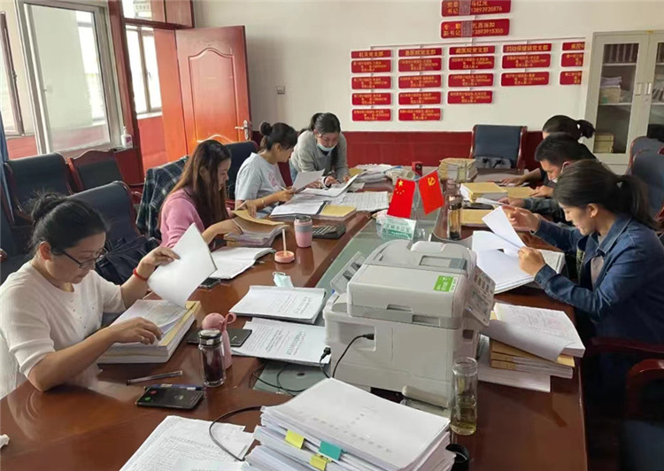 2022年9月12日，甘南州碌曲縣紀(jì)委監(jiān)委發(fā)揮”室組地“聯(lián)動機(jī)制，在縣衛(wèi)健系統(tǒng)開展八個重點領(lǐng)域?qū)ｍ椂讲椤?jpg