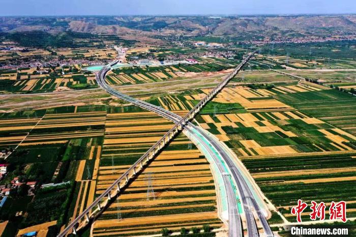 圖為甘肅境內(nèi)的高速公路。(資料圖) 甘肅省交通運輸廳供圖