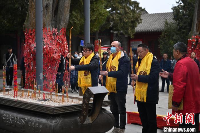 在甘肅天水市伏羲廟內(nèi)，參祭者雙手持香，祭拜人文始祖伏羲?！±顏嘄?攝