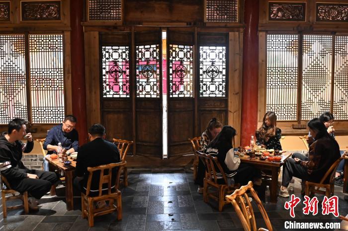 圖為甘肅天水市秦州區(qū)平南鎮(zhèn)蘇灣村民俗莊園內(nèi)的“圍爐煮茶”網(wǎng)紅打卡點(diǎn)。(資料圖) 李亞龍 攝