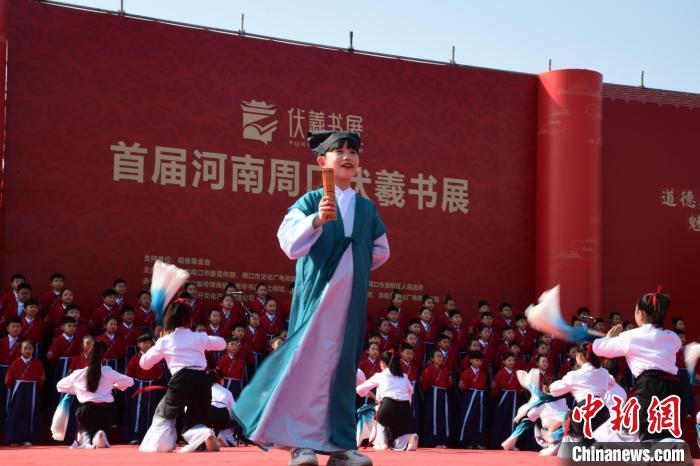 圖為學(xué)生們在開幕式上誦讀經(jīng)典?！×赫赵?攝