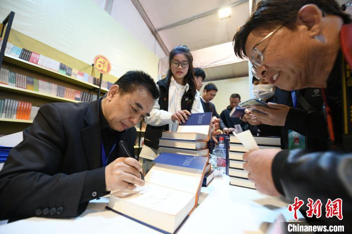 圖為作家王躍文現(xiàn)場簽名售書?！×赫赵?攝