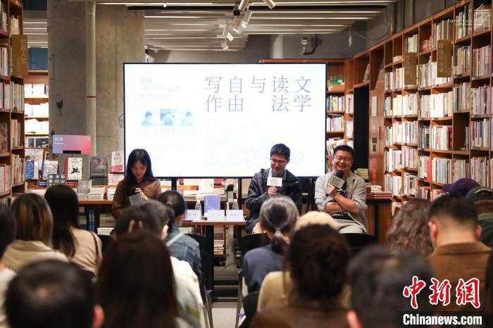 《至少還有文學(xué)》推出：在今天，我們?yōu)槭裁催€需要文學(xué)？