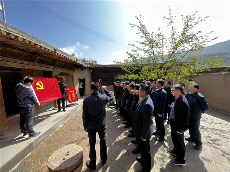 圖為臨夏州紀(jì)委監(jiān)委組織黨員干部在東鄉(xiāng)縣布塄溝黨史教育基地開(kāi)展革命教育活動(dòng)，賡續(xù)紅色血脈、汲取奮進(jìn)力量、激發(fā)干事熱情。.png