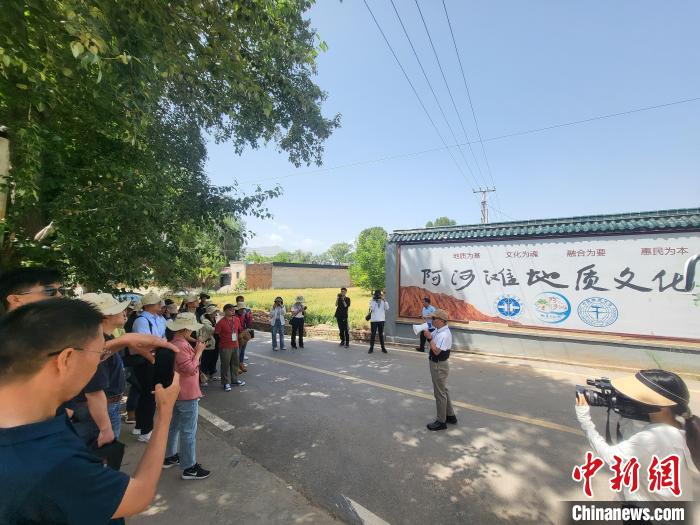 圖為中國(guó)地質(zhì)大學(xué)(北京)教授張緒教介紹村落情況。　胡友軍 攝