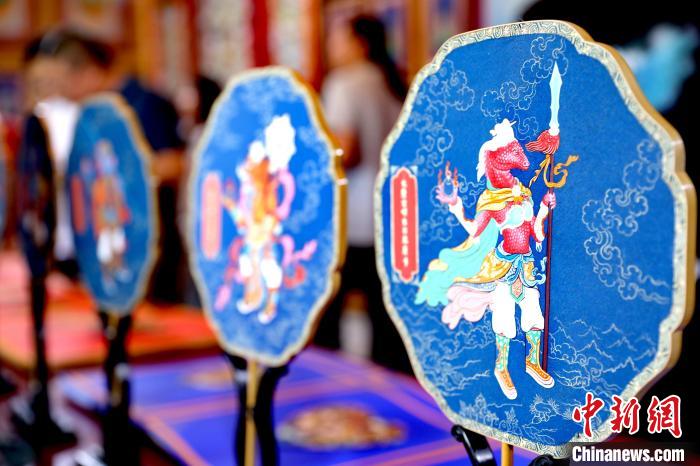 圖為唐卡延伸產(chǎn)品。　薛蒂 攝