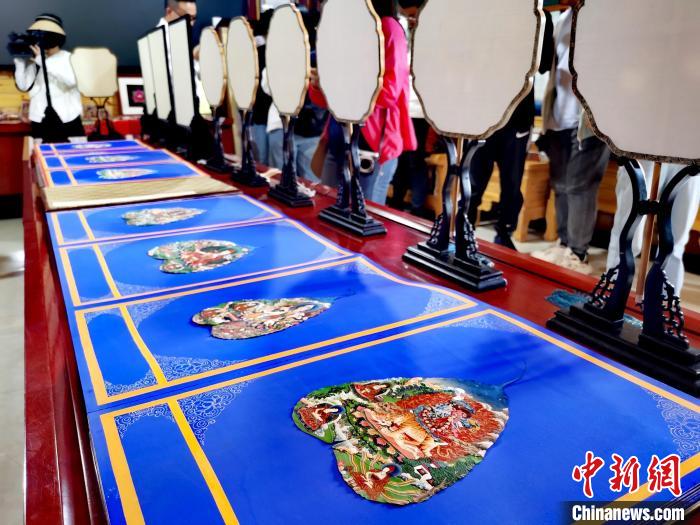 圖為唐卡延伸產(chǎn)品。　張?zhí)砀?攝