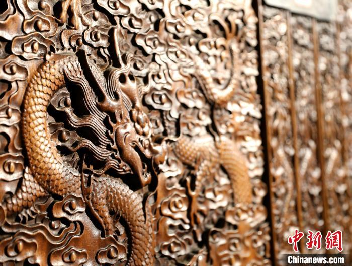 圖為青海永錄民俗博物館內(nèi)珍藏的中式家具細(xì)節(jié)展示?！⊙Φ?攝