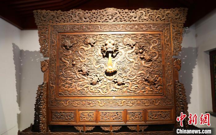圖為青海永錄民俗博物館內(nèi)珍藏的中式家具。　薛蒂 攝