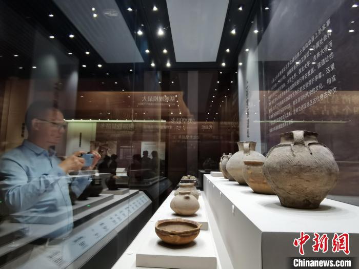 圖為河湟文化博物館展陳的陶器?！?zhí)砀?攝