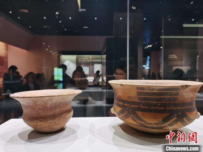 圖為河湟文化博物館展陳的陶器?！?zhí)砀?攝