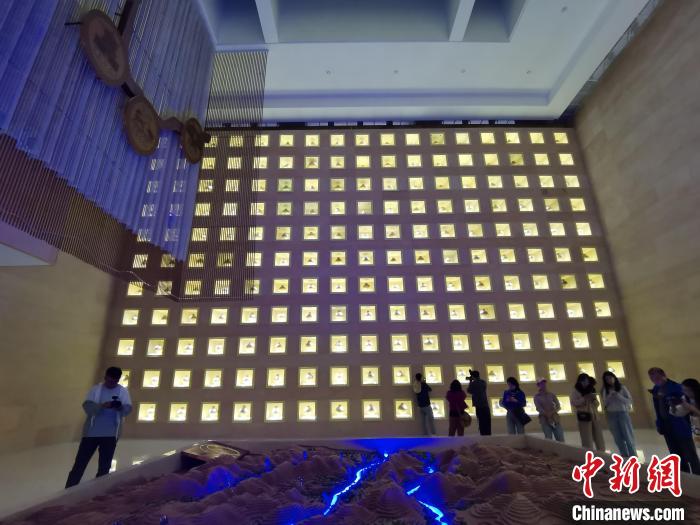 圖為河湟文化博物館序廳的左右彩陶墻放置的374件彩陶?！?zhí)砀?攝