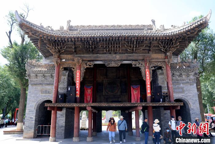 圖為平安驛·河湟民俗文化體驗地的戲樓?！⊙Φ?攝