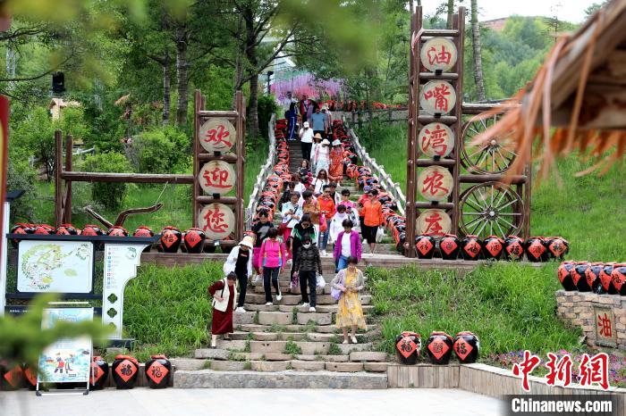 圖為油嘴灣生態(tài)文化景區(qū)的游客。　薛蒂 攝