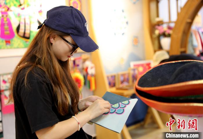 圖為民眾體驗國家級非遺項目盤繡技藝?！⊙Φ?攝