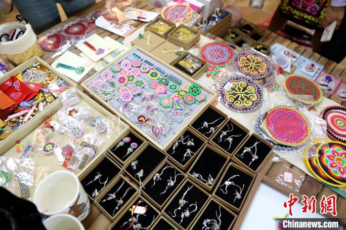 圖為盤繡作品?！⊙Φ?攝