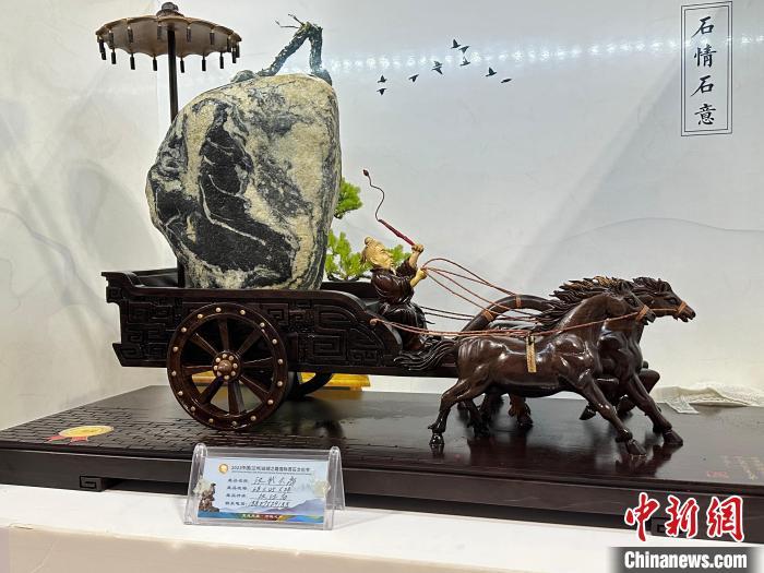 8月3日——7日，2023中國(蘭州)絲綢之路國際賞石文化節(jié)在甘肅國際會展中心舉行。圖為名為《漢武大帝》的黃河石。楊娜 攝</p><p>