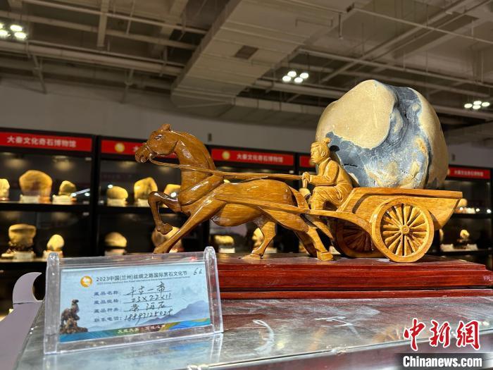 8月3日——7日，2023中國(蘭州)絲綢之路國際賞石文化節(jié)在甘肅國際會展中心舉行。圖為黃河石擺件《千古一帝》。楊娜 攝</p><p>