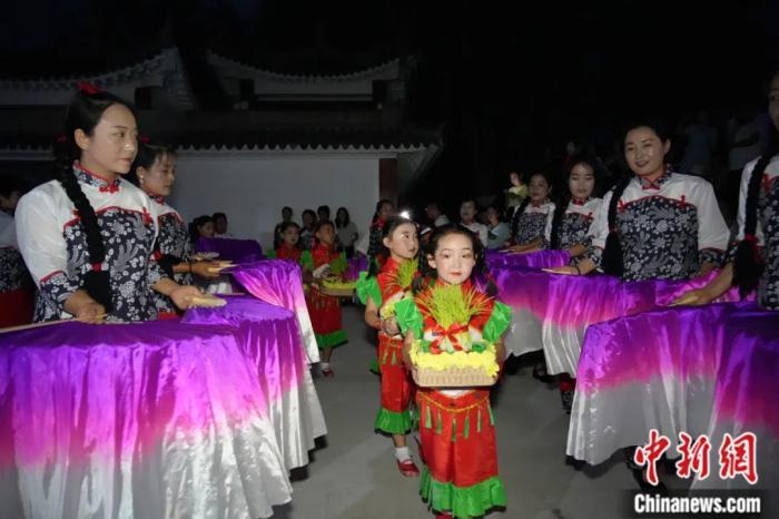 甘肅省西和縣姜席鎮(zhèn)晚霞湖畔，當(dāng)?shù)孛耖g舉行盛大的乞巧儀式。魏朵朵 攝