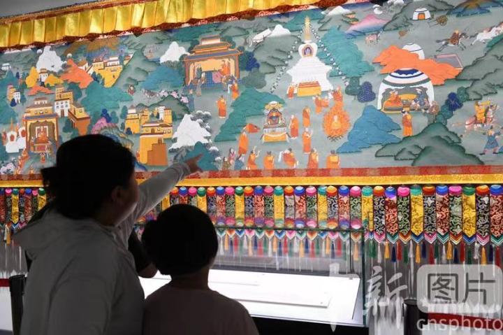 圖為觀眾觀看唐卡《涼州會盟》。 中新社記者 戴文昌 攝