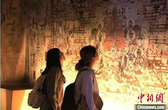 2023年8月27日，游客在甘肅省敦煌市博物館參觀文物展。張曉亮 攝(資料圖)