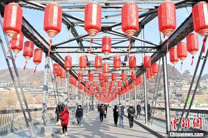 1月30日，裝扮一新的中山橋為即將到來的新春佳節(jié)增添節(jié)日氛圍。九美旦增 攝</p><p>