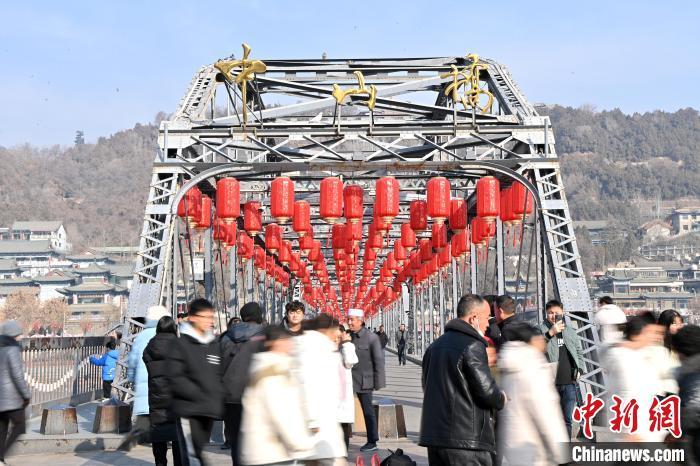1月30日，裝扮一新的中山橋為即將到來的新春佳節(jié)增添節(jié)日氛圍。九美旦增攝</p><p>